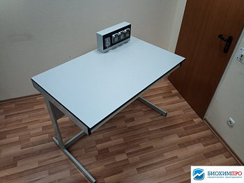 Стол лабораторный в комплекте с электроблоком (три розетки 250В/16A/2P+E (класс IP65)), столешница H